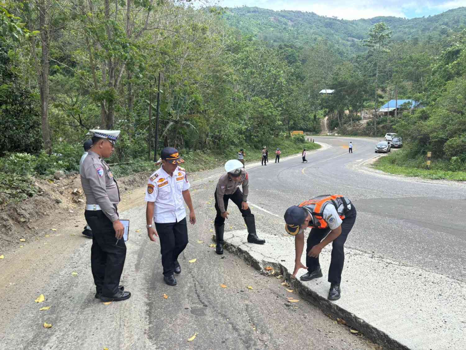 Satlantas Polres Kolaka bersama sejumlah instansi melakukan pengecekan jalan. foto: Istimewa.